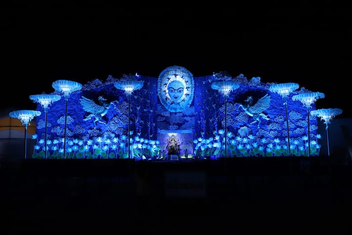 शरद ऋतूच्या संकल्पनेवर कालियागंज येथील आर्टिस्ट निहार देबनाथ यांच्या कल्पकतेतून 'स्वप्नलोक' हा देखावा साकारण्यात आला आहे.