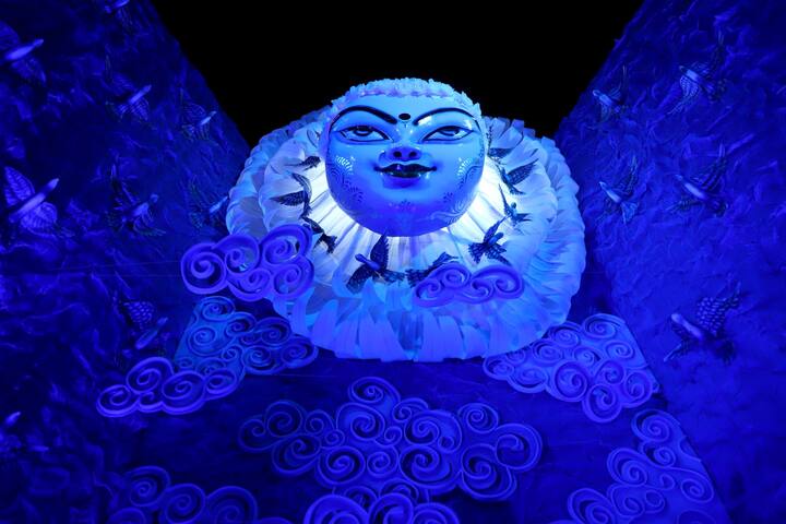 देवीच्या दर्शनास मंडपात शिरताच भाविकांना स्वर्गलोकात प्रवेश केल्याचा भास होतो.