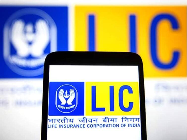 LIC Share Price Slips To Lowest Level Since Listing At Stock Exchanges Investors Suffered Loss Of 2 Lakh Crore LIC Share Price: LIC का शेयर रिकॉर्ड निचले लेवल पर फिसला, निवेशकों को 2 लाख करोड़ रुपये का नुकसान