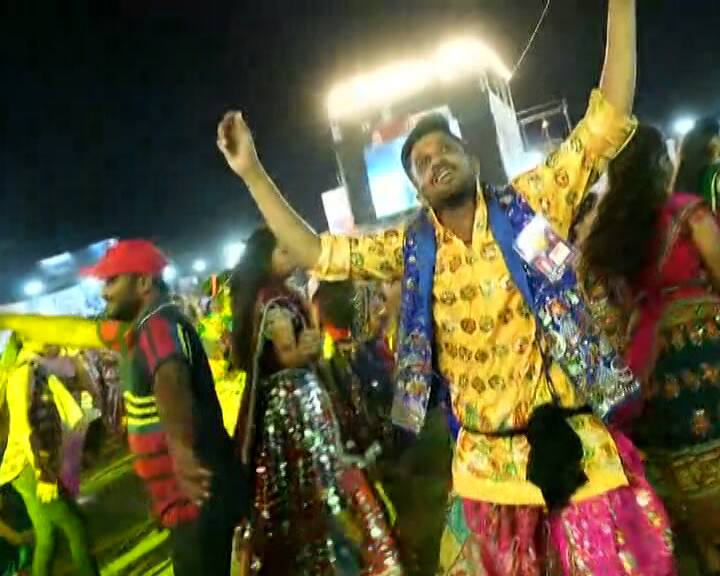 અર્વાચીન ગરબાની રંગતમાં ખૈલૈયા ગુલતાન થયા હતા. નવરાત્રીના પહેલા નોરતે રાસ ગરબાની જમાવટ જોવા મળી હતી.