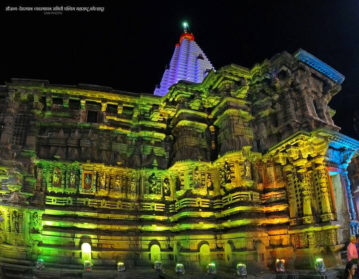 मंदिराला यंदा आकर्षक रोषणाई करण्यात आल्याने शिखरांसोबत मंदिरावरील शिल्प सुद्धा उजळून निघाली आहेत.