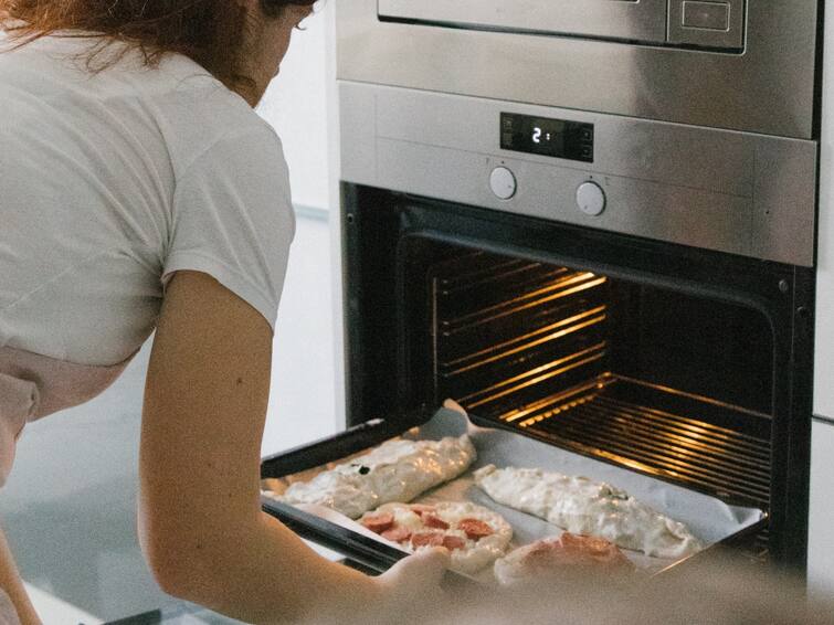 How To Bake Without Microwave Oven Microwave Oven: బేకింగ్ చేయడానికి మైక్రోవేవ్ ఓవెన్ అక్కర్లేదు, మీ ఇంట్లో ఇవి ఉంటే చాలు!