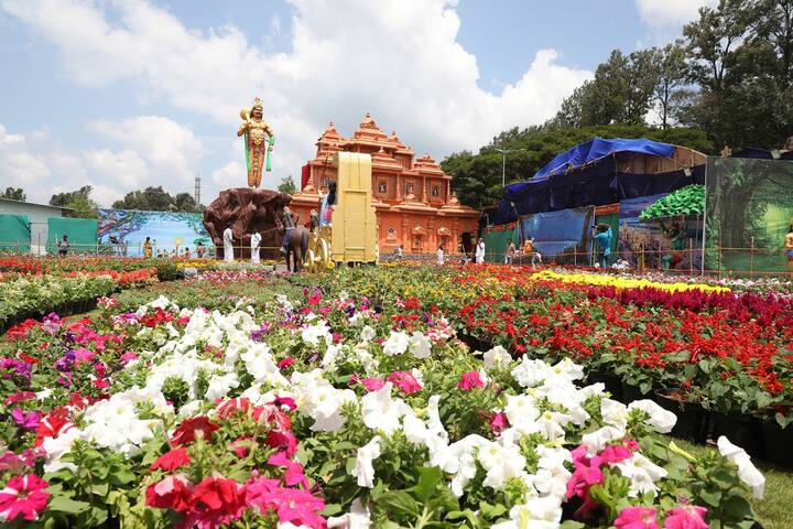 శ్రీనివాసుడి వార్షిక బ్రహ్మోత్సవాల్లో భాగంగా ప్రత్యేక ఆకర్షణగా పుష్పప్రదర్శన