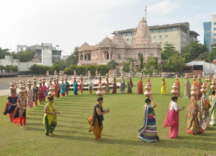 गुजरात में नवरात्रि के मौके पर लोग गरबा नृत्य करते हैं. गुजरात के गरबा (Gujarat Garba) की पहचान दुनियाभर में हैं.