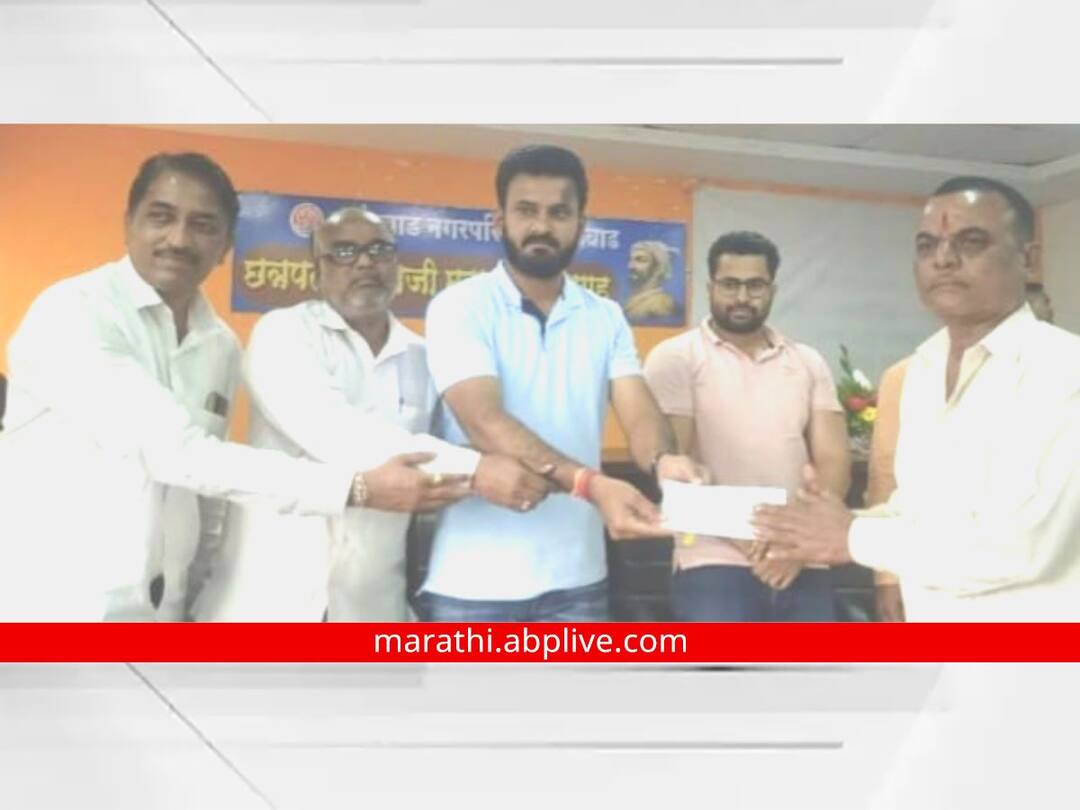 Kolhapur : कुरुंदवाडकरांना प्रशासक जाधव यांची रमाई घरकुल भेट, 35 लाखांचे धनादेश वितरित Ramai Gharkul scheme checks of 35 lakhs distributed by Administrator nikhil Jadhav Kolhapur : कुरुंदवाडकरांना प्रशासक जाधव यांची रमाई घरकुल भेट, 35 लाखांचे धनादेश वितरित