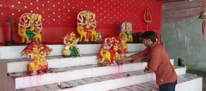 आज हम आपको मध्य प्रदेश की एक ऐसी शक्ति के दर्शन कराएंगे जिनके स्मरण मात्र से हर मनोकामना पूरी हो जाती है.जो कलचुरी राजा दानवीर कर्ण की कुलदेवी थी और पूरे देश में इकलौती प्रत्यक्ष रुप में मौजूद प्रतिमा है. जबलपुर से करीब 15 किलोमीटर दूर तेवर ग्राम में स्थित है मां त्रिपुर सुंदरी जिनकी ख्याति पूरी दुनिया में फैली हुई है. जिनके दर्शन के लिए देश-प्रदेश से ही नहीं बल्कि पूरी दुनिया के भक्त दौड़े चले आते हैं.