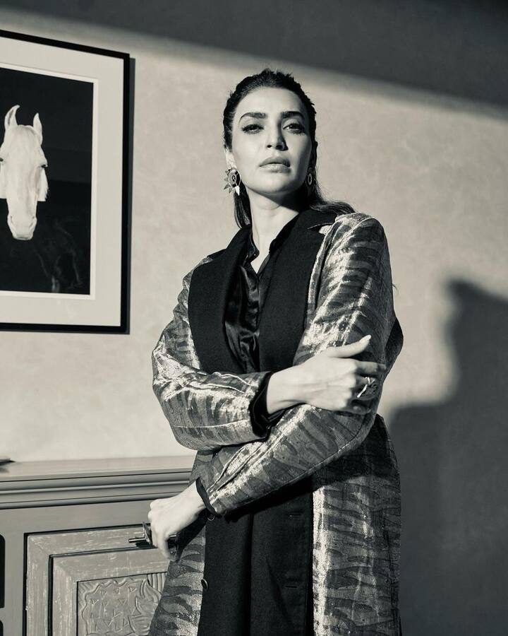 अभिनेत्रीने अलीकडेच तिचे काही लेटेस्ट फोटो इंस्टाग्रामवर शेअर केले आहेत, ज्यामध्ये तिचा ग्लॅमरस अवतार पाहायला मिळत आहे.(फोटो सौजन्य :karishmaktanna/इंस्टाग्राम)