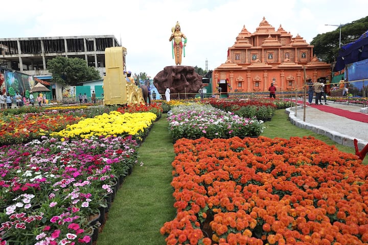 శ్రీనివాసుడి వార్షిక బ్రహ్మోత్సవాల్లో భాగంగా ప్రత్యేక ఆకర్షణగా పుష్పప్రదర్శన