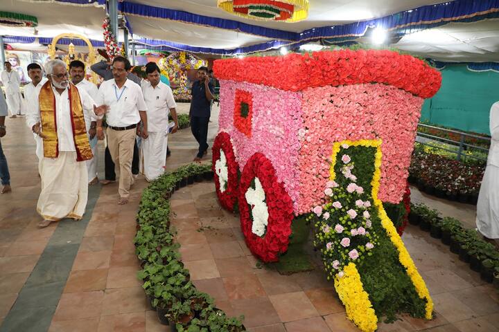 శ్రీనివాసుడి వార్షిక బ్రహ్మోత్సవాల్లో భాగంగా ప్రత్యేక ఆకర్షణగా పుష్పప్రదర్శన