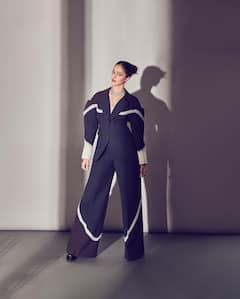 Photos: स्‍टाइलिश पैंटसूट में Ananya Panday ने कराया फोटोशूट, स्‍टनिंग लुक देख फैंस हुए हैरान