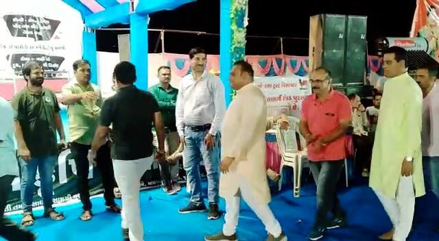 વિસાવદર શહેરમાં ગૌમાતા ના લાભાર્થે નવરાત્રી મહોત્સવનું આયોજન કરવામાં આવ્યું છે. જેમાં આ તમામ સાથે ગરબા રમ્યા હતા.