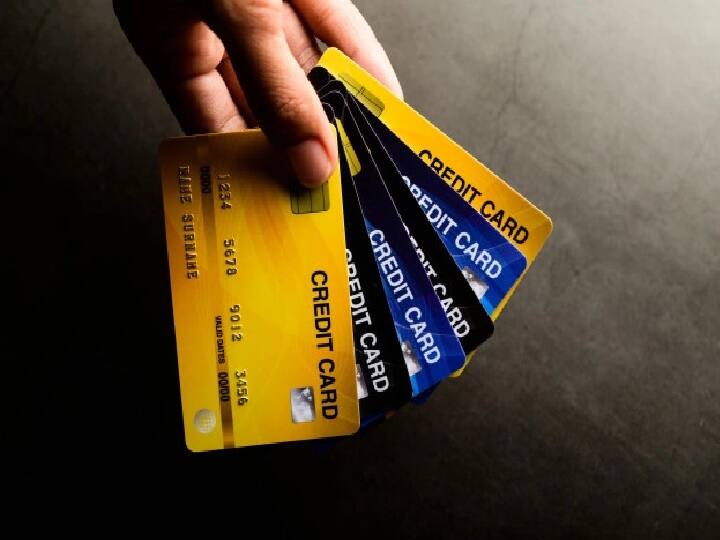 Credit Card: તમારી ક્રેડિટ કાર્ડની અરજી આ સાત કારણોને લીધે નકારી શકાય છે. આમાં વય મર્યાદાથી લઈને પગાર મર્યાદા અને અન્ય કારણોનો સમાવેશ થાય છે.