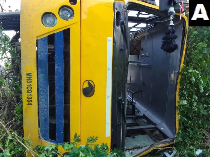 MP School Bus Accident Carrying 40 Children One Child Died Sagar Collector Deepak Arya ANN MP School Bus Accident: सागर में दुर्घटनाग्रस्त हुई 40 बच्चों को ले जा रही  स्कूल बस, एक छात्र की मौत