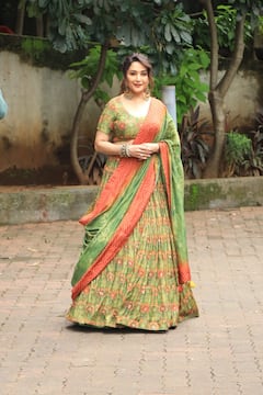 Madhuri Dikshit: వయసు మీదపడినా తరగని అందంతో మెస్మరైజ్ చేస్తోన్న మాధురీ దీక్షిత్