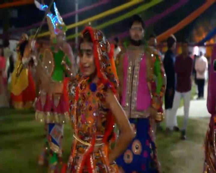 ટ્રેડિશનલ પરિધાન સાથે જુદા જુદા અર્વાચીન સ્ટેપ સાથે ખૈલૈયાઓએ મનમૂકીને ગરબાની મોજ માણી