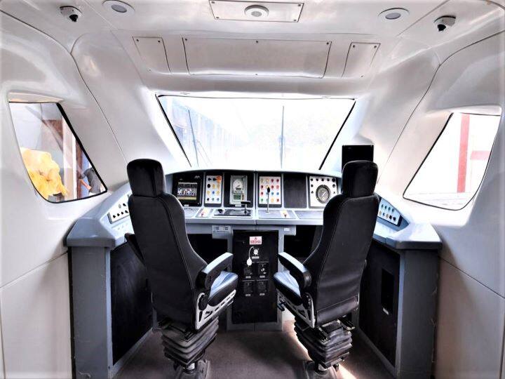 ट्रेन के इंजन की बात हो तो ये एक सामान्य लोकोमोटिव इंजन ही है. हां इसकी शेप आपको कुछ अलग जरूर दिखती है. इस इंजन को सेल्फ प्रोपेल्ड इंजन नाम दिया गया है. ये तकनीकी तौर पर आम इंजन ही होते हैं लेकिन इनमें कुछ कॉस्मेटिक बदलाव होते हैं.