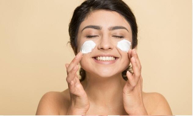 কিন্তু বিশেষজ্ঞরা জানান, ত্বক সুন্দর রাখতে কিংবা সুন্দর ত্বক পেতে প্রসাধনীর থেকে সঠিক খাদ্যাভ্যাস অনেক বেশি গুরুত্বপূর্ণ। সঠিক খাবারই ত্বককে ভিতর এবং বাইরে উভয় দিক থেকে সুন্দর ও উজ্জ্বল রাখে।