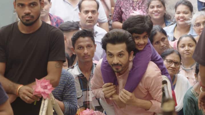 निरागस स्वराजची गाण्याचं स्वप्न पूर्ण करण्याची धडपड आणि स्वराजला त्याचं स्वप्न पूर्ण करण्यासाठी नकळतपणे मदत करणाला मल्हार कामत प्रेक्षकांना भावतोय.