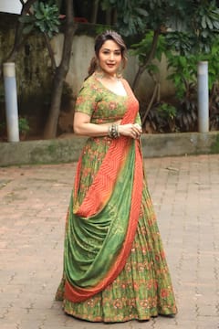 Madhuri Dikshit: వయసు మీదపడినా తరగని అందంతో మెస్మరైజ్ చేస్తోన్న మాధురీ దీక్షిత్