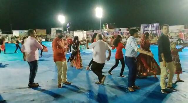 વિસાવદરના કોંગી ધારાસભ્ય હર્ષદ રિબડીયા ભાજપના આગેવાનો સાથે ગરબા રમતા જોવા મળ્યા હતા.
