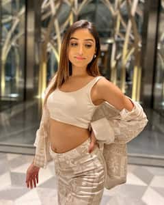 बैकलेस आउटफिट में Donal Bisht लगीं गॉर्जियस, प्रिंसेज की तरह स्वैग दिखाती आईं नजर