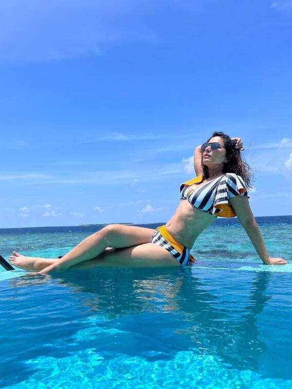 जेब्रा स्टाइल बिकिनी में हिना खान बनी जलपरी