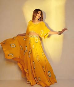 Fashion Tips: इस करवा चौथ ट्राई करें सेलिब्रिटी स्टाइल इंडो वेस्टर्न लुक, आप पर ठहर जाएंगी पतिदेव की नज़रें