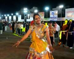 Navratri 2022: નવરાત્રીની પહેલી રાત્રે અમદાવાદ, સુરતમાં જામ્યો ગરબાનો રંગ, જુઓ શાનદાર તસવીરો