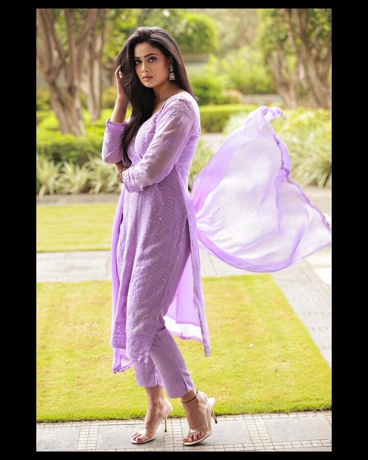 भोजपुरी और हिंदी टीवी इंडस्ट्री में अपनी एक्टिंग का सिक्का जमाने वाली एक्ट्रेस श्वेता तिवारी (Shweta Tiwari) अब किसी पहचान की मोहताज नहीं हैं. एक्ट्रेस हर दिन अपनी बोल्ड तस्वीरों को लेकर सोशल मीडिया पर छाई हुई रहती हैं.