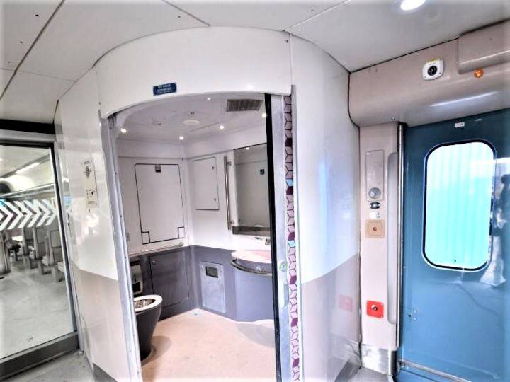 वंदे भारत को ट्रेन 18 के नाम से भी जाना जाता है. इस ट्रेन के निर्माण में 18 महीनों का समय लगा. जिसके चलते इसको ये नाम दिया था. हालांकि बाद में इसे वंदे भारत नाम दिया गया और अब इसे उसी नाम से पहचाना जाता है. इस ट्रेन में 16 कोच होंगे और इसकी कुल लंबाई 384 मीटर की होगी.