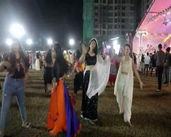 બે વર્ષ બાદ ગરબે ઘૂમવાનો અવસર મળતાં ખેલાડીઓ મનમૂકીને ગરબે ઘૂમ્યા હતાં. અનોખી અદા અને છટામાં ખેલૈયાઓએ ગરબાની રમઝટ બોલાવી હતી.