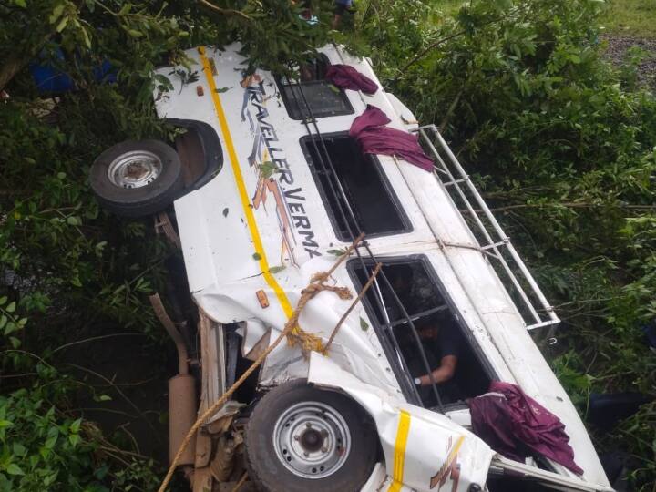 Bastar Accident News: बस्तर में दर्दनाक हादसा, AIIMS स्टाफ से भरी बस पलटी, एक की मौत 12 घायल Bastar Accident Bus AIIMS Medical staff overturned one Died 12 injured ANN Bastar Accident News: बस्तर में दर्दनाक हादसा, AIIMS स्टाफ से भरी बस पलटी, एक की मौत 12 घायल