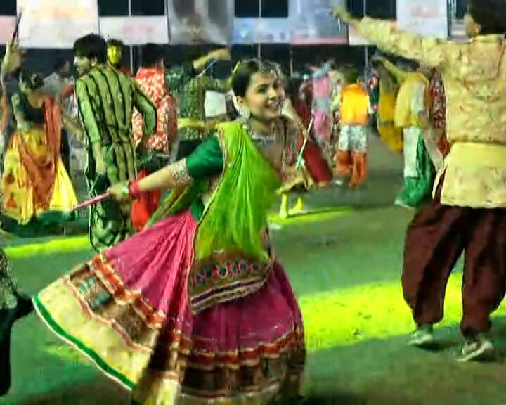 પહેલા નોરતે રાસ-ગરબાથી માની આરાધના કરતા ખેલૈયાઓએ તાલીના તાલે ગરબાની રમઝટ બોલાવી હતી