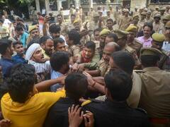 इलाहाबाद यूनिवर्सिटी के छात्रों और पुलिस में तीखी झड़प, कैंपस में अफरा-तफरी मची