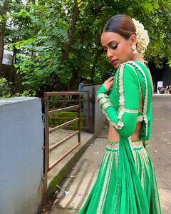 Nia Sharma Pics: माथे पर बिंदी, बालों में गजरा लगाए ग्रीन लहंगे में बला की खूबसूरत लगीं निया शर्मा, एक्ट्रेस की इस एथनिक लुक के कायल हुए फैन्स