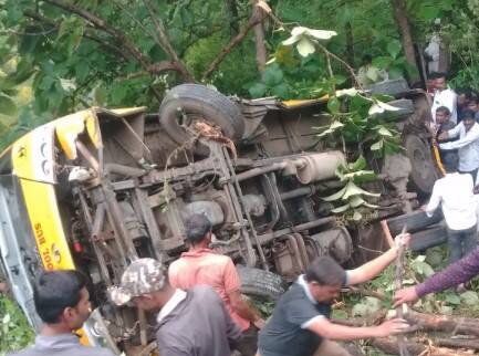 Pune Accident News A school bus that went on a trip overturned in a valley near Ambegaon Pune Accident News: सहलीला गेलेली शाळेची बस आंबेगावजवळ दरीत पलटली, सात विद्यार्थी गंभीर जखमी