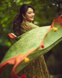 Madhuri Dixit Pics: लहंगा चोली में जब माधुरी दीक्षित ने गिराईं बिजलियां, धक-धक गर्ल के इस हसीन लुक पर फिदा हुए फैंस