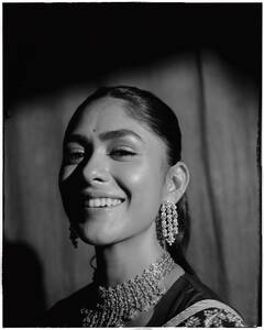 Mrunal Thakur : मृणाल ठाकूरचा मनमोहक अंदाज; साडीतील फोटोंमध्ये दिसतेय छान!