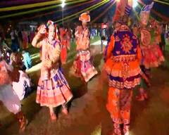 Navratri 2022: નવરાત્રીની પહેલી રાત્રે અમદાવાદ, સુરતમાં જામ્યો ગરબાનો રંગ, જુઓ શાનદાર તસવીરો