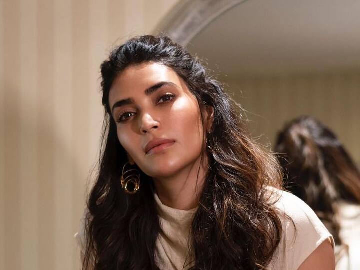 अभिनेत्री करिश्मा तन्ना तिच्या कोणत्याही प्रोजेक्टपेक्षा तिच्या लूकमुळे चर्चेत असते. (फोटो सौजन्य:karishmaktanna/इन्टाग्राम)