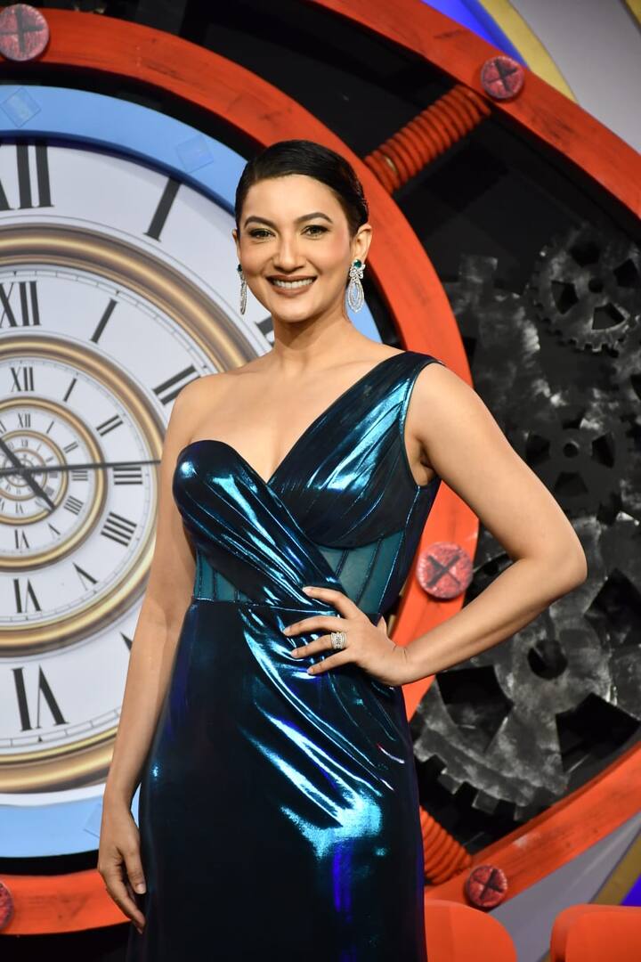 टीवी अभिनेत्री गौहर खान एक बार फिर चर्चा में आ गई हैं. गौहर ने हाल में 'बिग बॉस सीजन 16' के एक लाइव इवेंट को होस्ट किया था. इस दौरान उनकी खूबसूरती पर सबकी नजरें ठहर गईं.