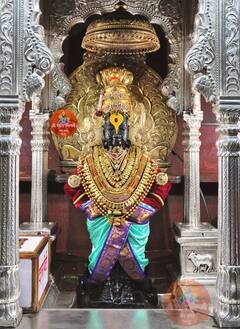 In Pics : नवरात्रीला आज रुक्मिणीमातेला मारवाडी पोशाख तर विठुराया नटला पारंपरिक हिरेजडित दागिन्यात