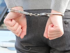 యాంకర్‌ను బూతులు తిట్టిన హీరో, అరెస్టు చేసిన పోలీసులు