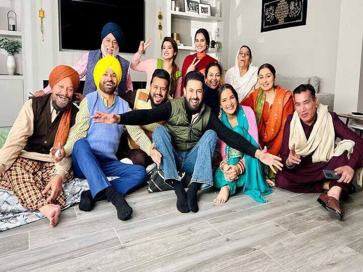 punjabi singer and actor gippy grewal shares picture honeymoon star cast see his social media post ਗਿੱਪੀ ਗਰੇਵਾਲ ਨੇ `ਹਨੀਮੂਨ` ਫ਼ਿਲਮ ਦੀ ਸਟਾਰ ਕਾਸਟ ਨਾਲ ਸ਼ੇਅਰ ਕੀਤੀ ਤਸਵੀਰ, ਫ਼ੈਨਜ਼ ਨੇ ਦਿੱਤੀਆਂ ਸ਼ੁੱਭਕਾਮਨਾਵਾਂ