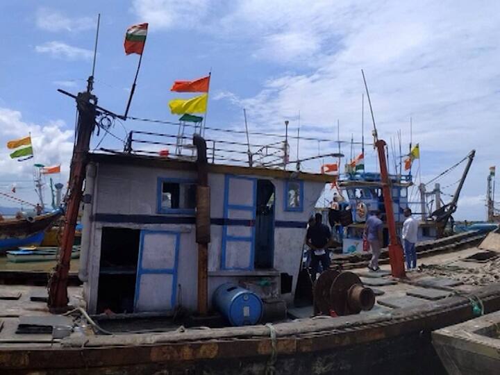 Two Indian boats in possession of Pakistan 16 sailors on boats arrested 7 from Palghar district Marathi News Gujrat Boat in Pakistan Coustody : भारताच्या 2 बोटी पाकिस्तानच्या ताब्यात; बोटींवरील 16 खलाशांना अटक, 7 जण पालघर जिल्ह्यातील