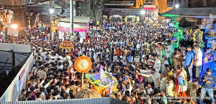 पहिल्या दिवशीच्या पालखी सोहळ्याला भाविकांनी मोठी गर्दी केली होती.