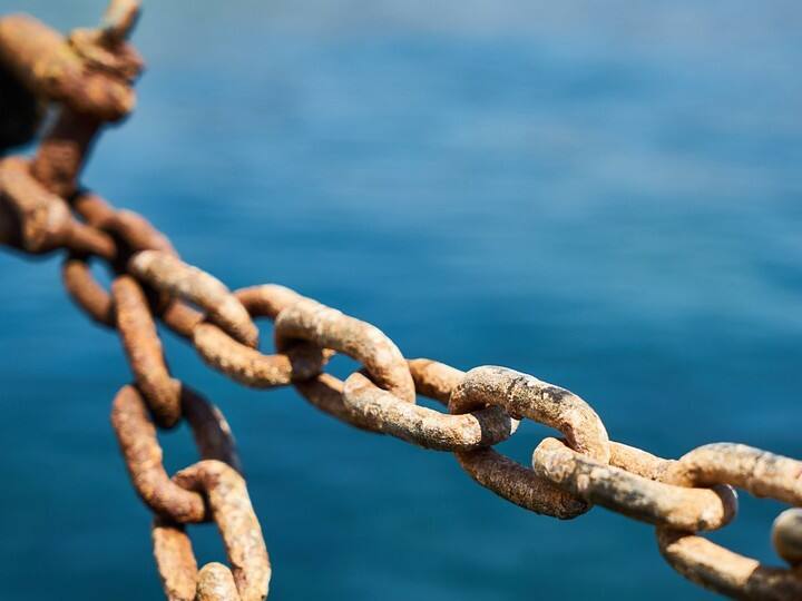 लोहे का सामान - बेड के अंदर लोहे की वस्तु रखना अशुभ माना  गया है. शास्त्रों के अनुसार ऐसा करने पर वास्तु दोष बढ़ता है और परिवार में कलह की स्थिति पैदा होती है.