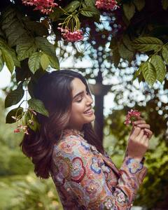 PHOTO : हॉट अँड सेक्सी... शर्वरी वाघच्या नव्या लूकची चर्चा फोटो एकदा पाहाच