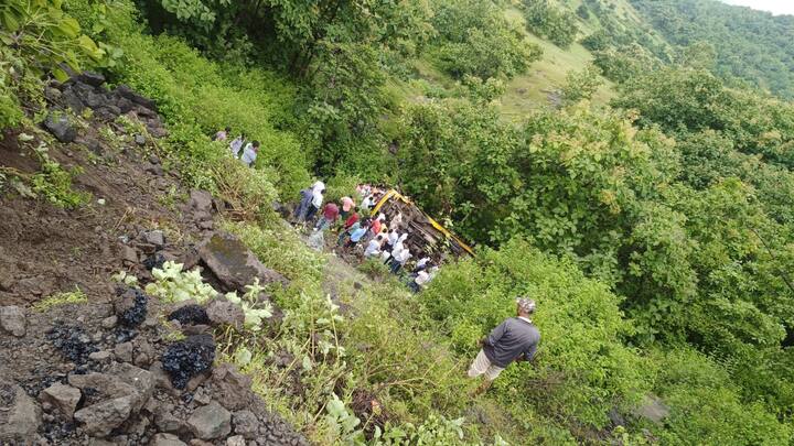 शैक्षणिक सहलीवरुन परत येत असताना हा अपघात झाला आहे.  एका तीव्र वळणावर बसचा ताबा सुटला आणि बस दरीत पलटली.