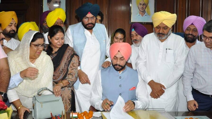 ਅਮਨਦੀਪ ਸਿੰਘ ਮੋਹੀ ਨੇ ਮਾਰਕਫੈੱਡ ਦੇ ਚੇਅਰਮੈਨ ਵਜੋਂ ਅਹੁਦਾ ਸੰਭਾਲਿਆ Amandeep Singh Mohi took over as Chairman of Markfed ਅਮਨਦੀਪ ਸਿੰਘ ਮੋਹੀ ਨੇ ਮਾਰਕਫੈੱਡ ਦੇ ਚੇਅਰਮੈਨ ਵਜੋਂ ਅਹੁਦਾ ਸੰਭਾਲਿਆ